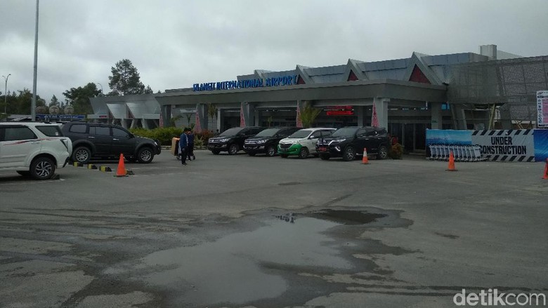 Bandara Silangit Diselimuti Kabut Asap, Seluruh Penerbangan Ditunda Bandara Silangit Diselimuti Kabut Asap, Seluruh Penerbangan Ditunda