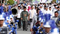 Mereka mengikuti pawai sambil bershalawat.