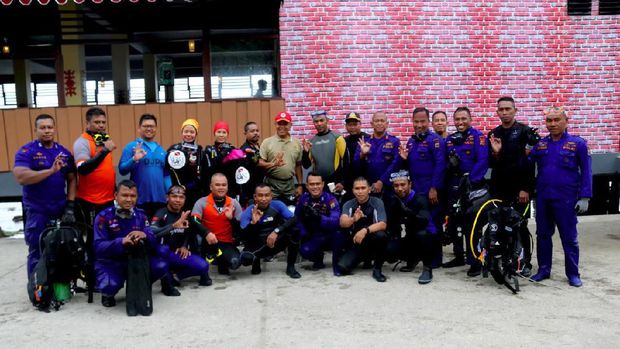 Peringati HUT TNI ke-74, Kodam Pattimura Bersihkan Teluk Ambon