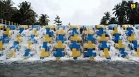 Berat per unit blok beton sekitar 170 Kg sehingga masih dapat diangkat secara manual oleh 2-3 orang dan tidak memerlukan alat berat. Istimewa/Kementerian PUPR.