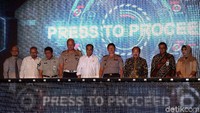Peluncuran pendaftaran SIM online dan Smart SIM yang digelar di Basket Hall Senayan, Jakarta Selatan dihadiri oleh Wakapolri Komjen Ari Dono, Kakorlantas Polri Irjen Refdi Andri, Menteri Perhubungan Budi Karya Sumadi, Ketua Ombudsman Amzulian Rifai dan pejabat kepolisian lainnya.