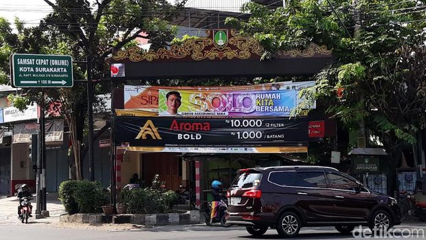 Spanduk Gibran Bertebaran, Satpol PP Solo Sigap Membersihkan
