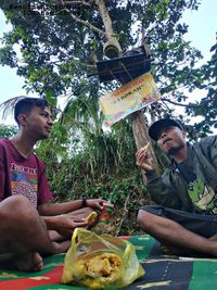 Aksi Nyeleneh Tukang Gorengan Jualan di Atas Pohon Curi Perhatian Netizen