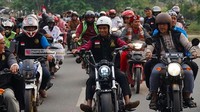 Mengendarai motor di jalan raya, Ustaz Somad tak lupa melengkapi dirinya dengan perlengkapan keselamatan seperti helm hingga rompi bertuliskan UAS. Foto: Screenshot Instagram Ustaz Abdul Somad