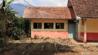 Halaman sekolah pun sudah mulai ditumbuhi oleh rumput liar.