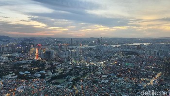 Saat memasuki malam hari pun keindahan Kota Seoul dari N Seoul Tower pun masih dapat dinikmati tanpa kamera night mode. Foto: detikINET/Widiya Wiyanti
