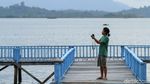Bersantai di Jembatan Biru Kota Batu Simeulue