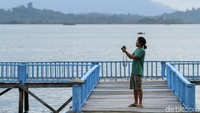 Pemandangan yang indah membuat para pengunjung mengeluarkan kameranya untuk mengabadikan view di sekitar jembatan.