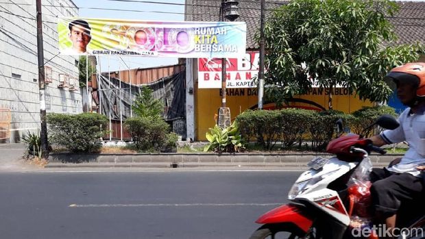 Spanduk Gibran Bertebaran, Satpol PP Solo Sigap Membersihkan