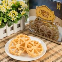 Kue kembang goyang.