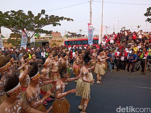 Tarian daerah di acara ngonthel bareng sinergitas TN-Polri/