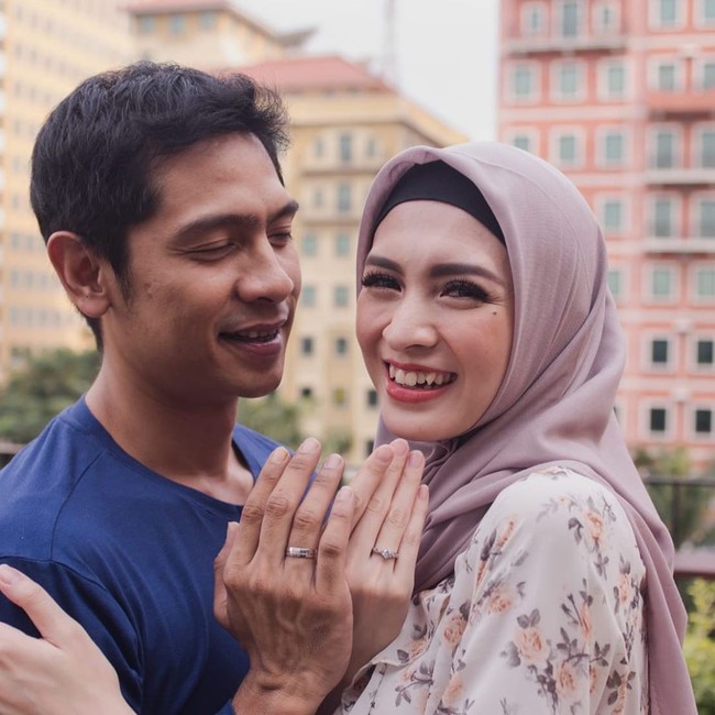 Donita juga baru menyelesaikan kuliahnya setelah dirinya menikah dengan Adi Nugroho. Dirinya akhirnya lulus dari jurusan ilmu komunikasi Universitas Pembangunan Jaya saat sedang hamil. Foto: Instagram