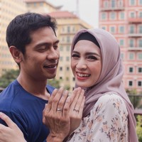 Donita juga baru menyelesaikan kuliahnya setelah dirinya menikah dengan Adi Nugroho. Dirinya akhirnya lulus dari jurusan ilmu komunikasi Universitas Pembangunan Jaya saat sedang hamil. Foto: Instagram