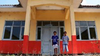 Sekolah tanpa KBM ini memiliki 6 ruangan kelas, 1 ruangan guru, 1 perpustakaan dan 1 toilet. Kini bangunan sekolah itu tak berpenghuni dan tak terawat dengan baik.