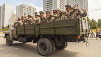 Tentara Korea Utara diangkut menggunakan truk menuju tempat parade. Foto: North Korea News