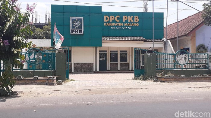 PKB belum dapat menyelesaikan kasus foto bugil istri siri anggota Fraksi PKB di DPRD Kabupaten Malang. Keputusan akan menunggu hadirnya Ketua DPC PKB Kabupaten Malang Ali Ahmad yang masih mengikuti Lemhanas.