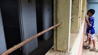 Guru dan murid terakhir SDN Cisabuk ini dipindahkan ke SDN Santosa yang letaknya tak terlalu jauh dari lokasi sekolah ini.