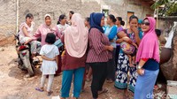 Warga yang penasaran terus berdatangan ke lokasi.