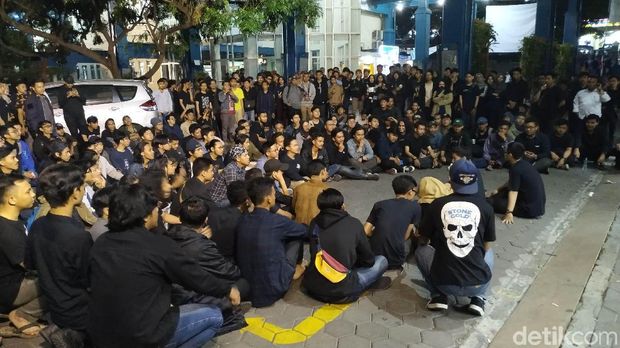 Ricuh Aksi 'Save KPK' di Bandung, Mahasiswa: 92 Teman Kami Terluka