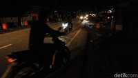 Seperti ini penampakan kondisi jalan di Simeulue, Aceh, kala pemadaman listrik bergilir terjadi di malam hari.