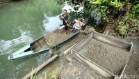 Penggunaan perahu untuk mengangkut pasir tersebut bukan tanpa alasan, pekerja tersebut menggunakan jalur sungai untuk memangkas waktu perjalanan.  