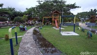 Beragam fasilitas bermain yang tersedia di Alun-alun Simeulue, Aceh, membuat kawasan itu tak pernah sepi dari anak-anak yang bermain di sore hari.