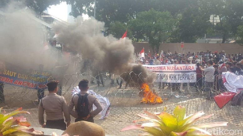 Demo Pro-Pimpinan Baru di KPK Memanas, Massa Bakar Ban di Depan Polisi Demo Pro-Pimpinan Baru di KPK Memanas, Massa Bakar Ban di Depan Polisi