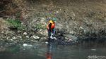 Aksi Pasukan Oranye Nyemplung Sungai untuk Bersihkan Sampah