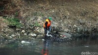 Sampah dikumpulkan di pinggir sungai kemudian diangkut ke tempat pembuangan.