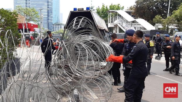 Antisipasi Ricuh, Polisi Pasang Barikade Kawat Berduri di KPK