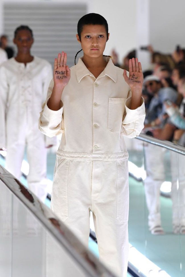 YaYa memperlihatkan telapak tangannya di sela-sela fashion show Gucci. Pada telapak tangannya itu ada kalimat berbunyi mental health is not fashion. Juru bicara Gucci, saat dikonfirmasi mengatakan bahwa aksi YaYa itu tidak direncanakan dan bukan bagian dari show Gucci. Foto: Getty Images