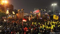 Pantauan detikcom di depan gedung DPR, Jalan Gatot Subroto, Senayan, Jakarta Pusat, pada pukul 20.30 WIB, mahasiswa masih bertahan di depan gedung DPR. 