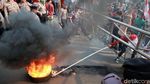 Demo di KPK, Massa Bakar Ban dan Robohkan Kawat Duri