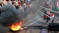 Aksi tersebut dikawal ketat personel kepolisian.