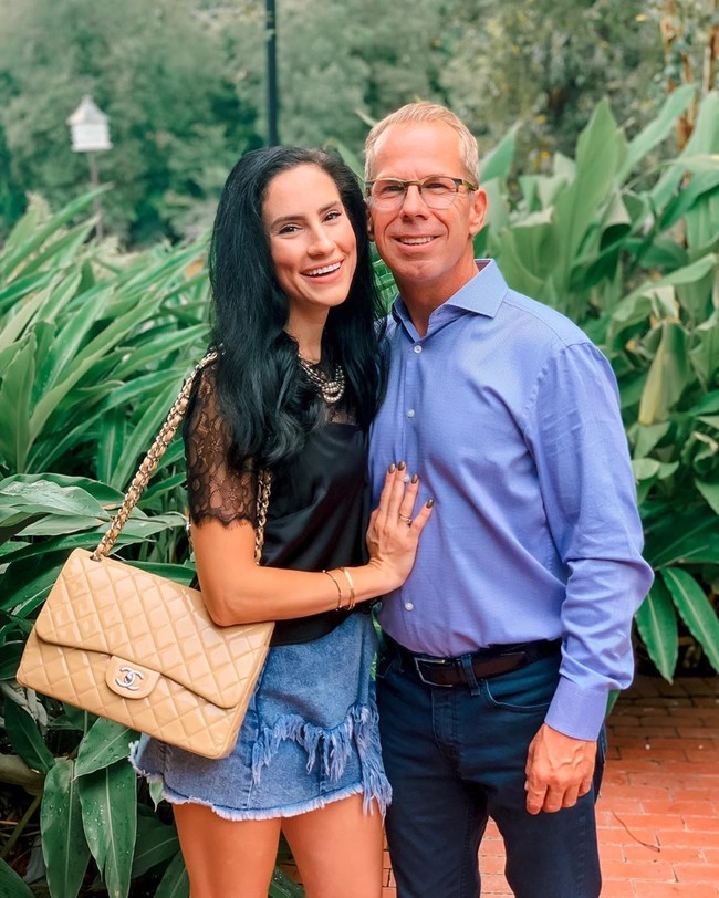 Setelah hubungannya semakin serius dengan pria yang usianya hampir seperti ayahnya tersebut, Sophia pun go publik dengan memperlihatkan kemesraan mereka di Instagram. Inilah foto kemesraan pertama pasangan ini yang diunggah di Instagram Sophia.  Foto: Instagram