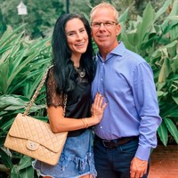 Setelah hubungannya semakin serius dengan pria yang usianya hampir seperti ayahnya tersebut, Sophia pun go publik dengan memperlihatkan kemesraan mereka di Instagram. Inilah foto kemesraan pertama pasangan ini yang diunggah di Instagram Sophia.  Foto: Instagram