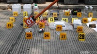 Selain mengamankan barang bukti, Tim Densus 88 Polri juga menangkap seorang terduga teroris berinisial MA (27) di rumah tersebut.