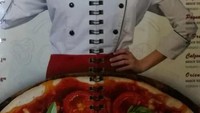 Entah sengaja atau tidak, buku menu ini benar-benar membagi dua figur chef di bagian tengah. Terlihat mengganggu ya saat dipisah dengan spiral? Foto: Istimewa