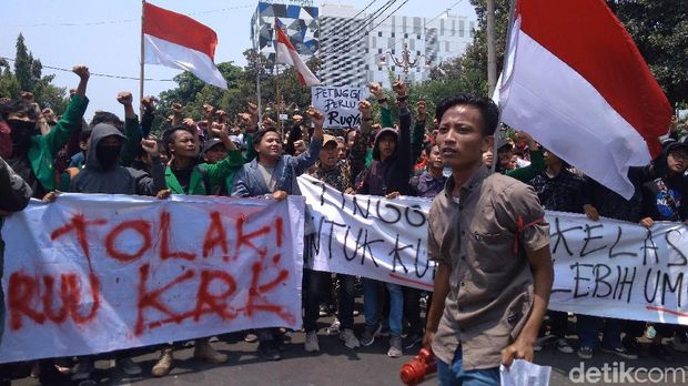 Ribuan Mahasiwa Ciayumakuning Demo Tolak UU KPK Baru dan RKUHP