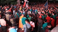 Sementara itu sejumlah mahasiswa tampak berpencar di sekitaran Gasibu. Beberapa di antaranya ada yang berada di Lapangan Gasibu.