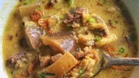 Soto Bogor dikenal dengan nama soto kuning. Ini karena memakai santan dan bumbu kunyit yang pekat. Disajikan panas dengan nasi hangat. Foto : Instagram @bogoeatery