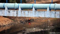 Pasukan Oranye menyusuri sungai untuk memunguti sampah.