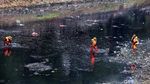 Aksi Pasukan Oranye Nyemplung Sungai untuk Bersihkan Sampah