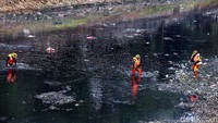 Pembersihan sampah dilakukan untuk mengantisipasi pendangkalan sungai.