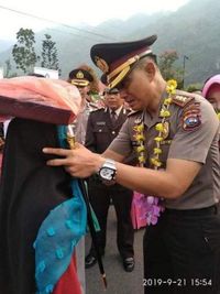 Ditinggal Polisi yang Jadi Pembeli Setianya, Gadis Penjual Kue Ini Menangis Haru