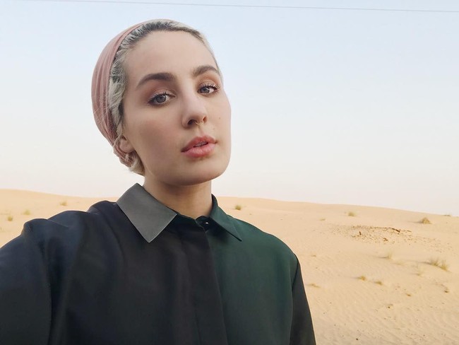 Pada 2017, Ascia juga pernah bereksperimen dengan warna rambutnya yang ia biarkan terlihat sedikit dari turbannya. Foto: Instagram @ascia