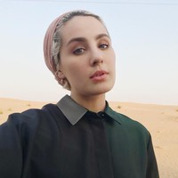 Pada 2017, Ascia juga pernah bereksperimen dengan warna rambutnya yang ia biarkan terlihat sedikit dari turbannya. Foto: Instagram @ascia