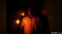 Seorang warga menggunakan lilin di kala pemadaman listrik bergilir terjadi untuk menerangi ruangan maupun untuk membantu aktivitas.