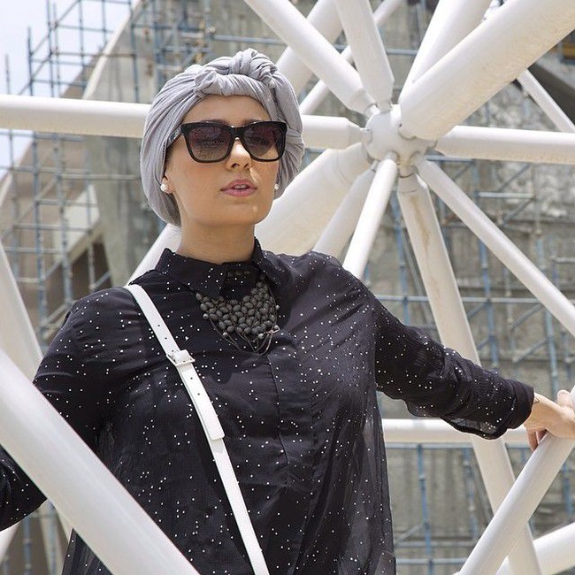 Ascia AKF semakin populer saat membuat akun Instagram dan mulai mengunggah foto-fotonya. Turban merupakan ciri khasnya dalam berhijab. Foto: Instagram @ascia