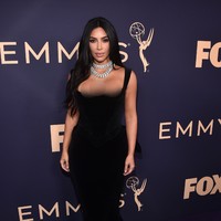 Kim Kardashian menjadi satu dari sekian banyak selebriti yang menghadiri Emmy Awards 2019 di Microsoft Theatre, Los Angeles, AS, Minggu (22/9/2019) malam. Tubuhnya dibalut gaun strapless velvet dari Vivianne Westwood. (Foto: Getty Images)